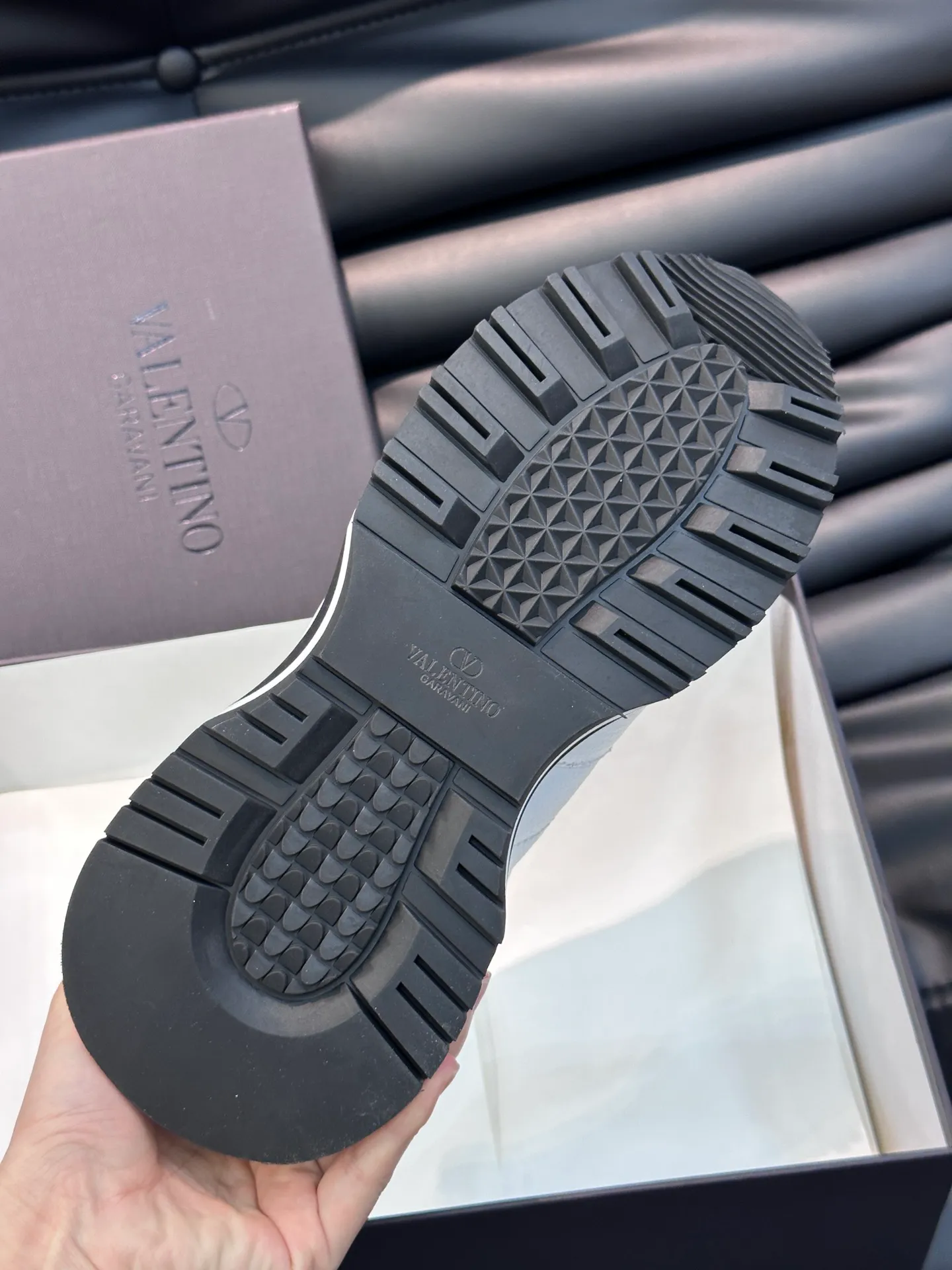 P540💰 Product trademark: VALENTINO "Valentino" Regular size: 38-44 [45 customized] Product material: Warren men's casual sports shoes, made of imported first-layer cowhide, with brand emblem on the tongue, rivet rubber outsole, non-slip, wear-resistant and shock-absorbing, cowhide lining foot pads, comfortable and breathable, with original box packaging equation bag!